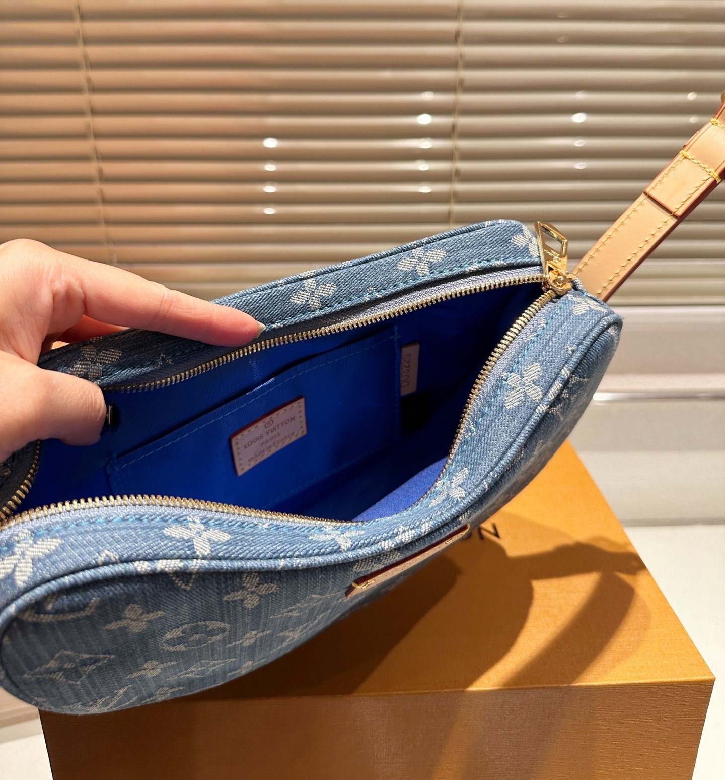 LV CROISSANT MM MONOGRAM DENIM 25CM M46856