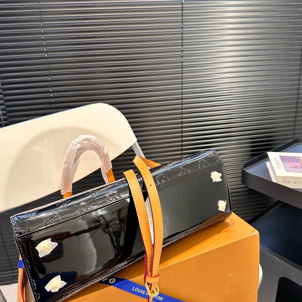 LV MAGNETIQUE MONOGRAM VERNIS BREA MM BAG BLACK 33CM