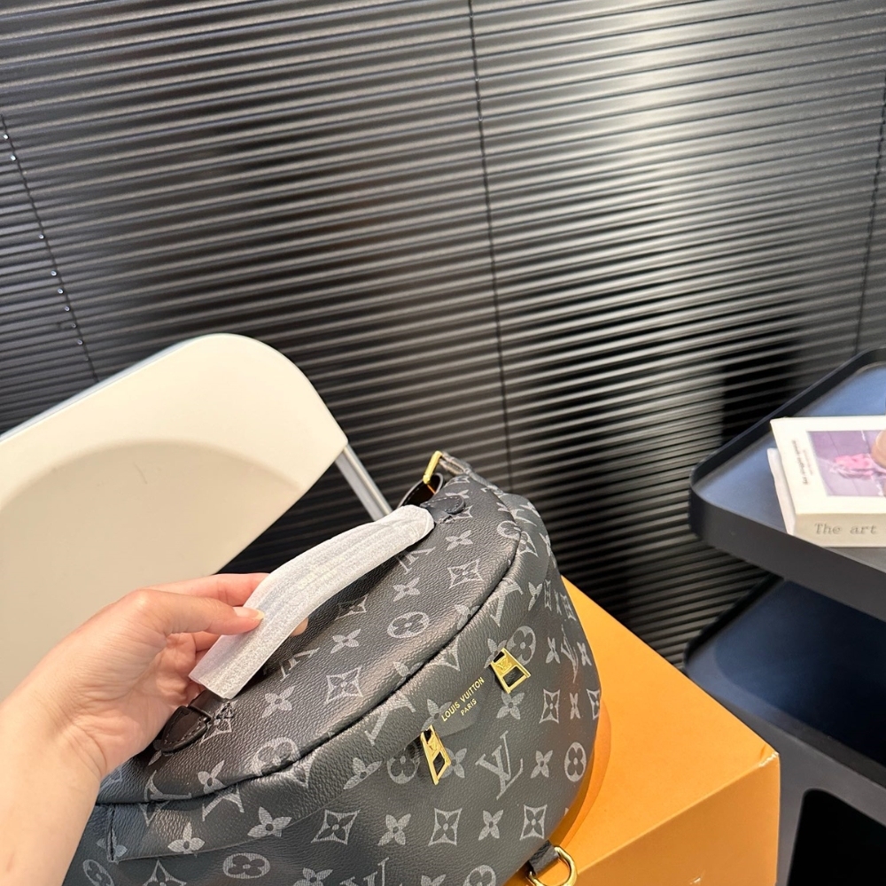 LV DISCOVERY BUMBAG PM MONOGRAM ECLIPSE BLACK 39CM M46035