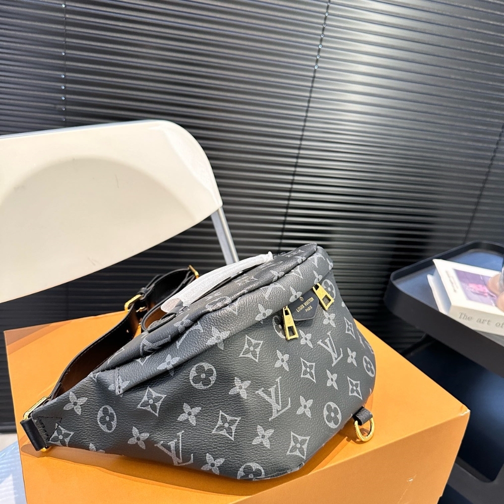 LV DISCOVERY BUMBAG PM MONOGRAM ECLIPSE BLACK 39CM M46035