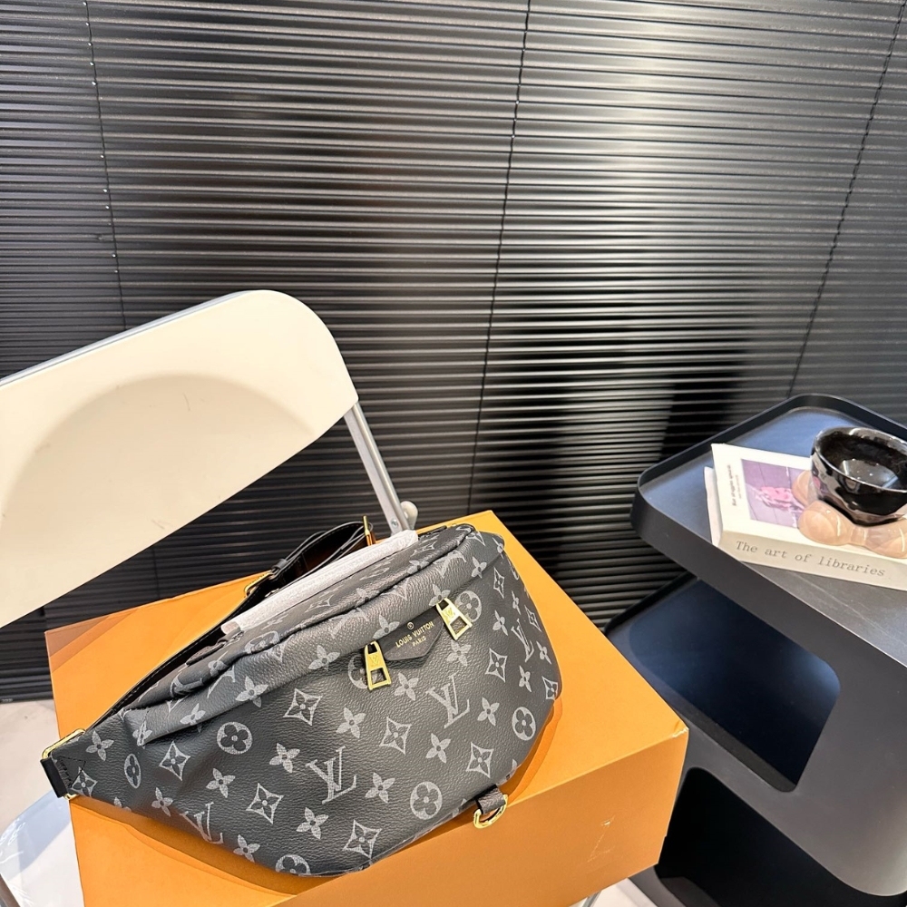 LV DISCOVERY BUMBAG PM MONOGRAM ECLIPSE BLACK 39CM M46035