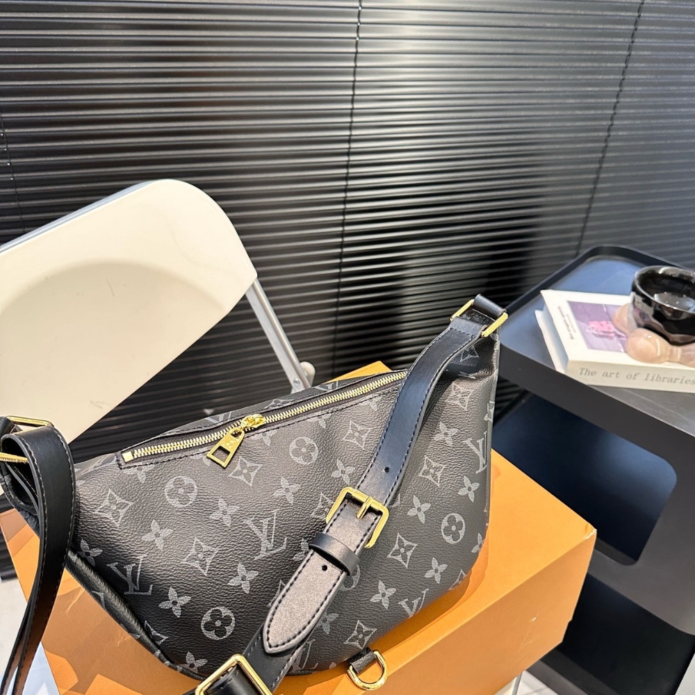 LV DISCOVERY BUMBAG PM MONOGRAM ECLIPSE BLACK 39CM M46035