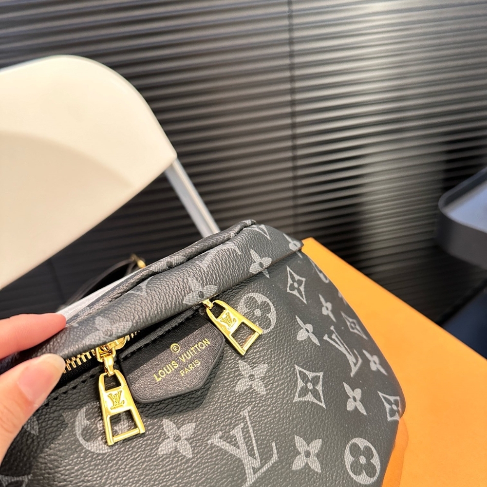 LV DISCOVERY BUMBAG PM MONOGRAM ECLIPSE BLACK 39CM M46035
