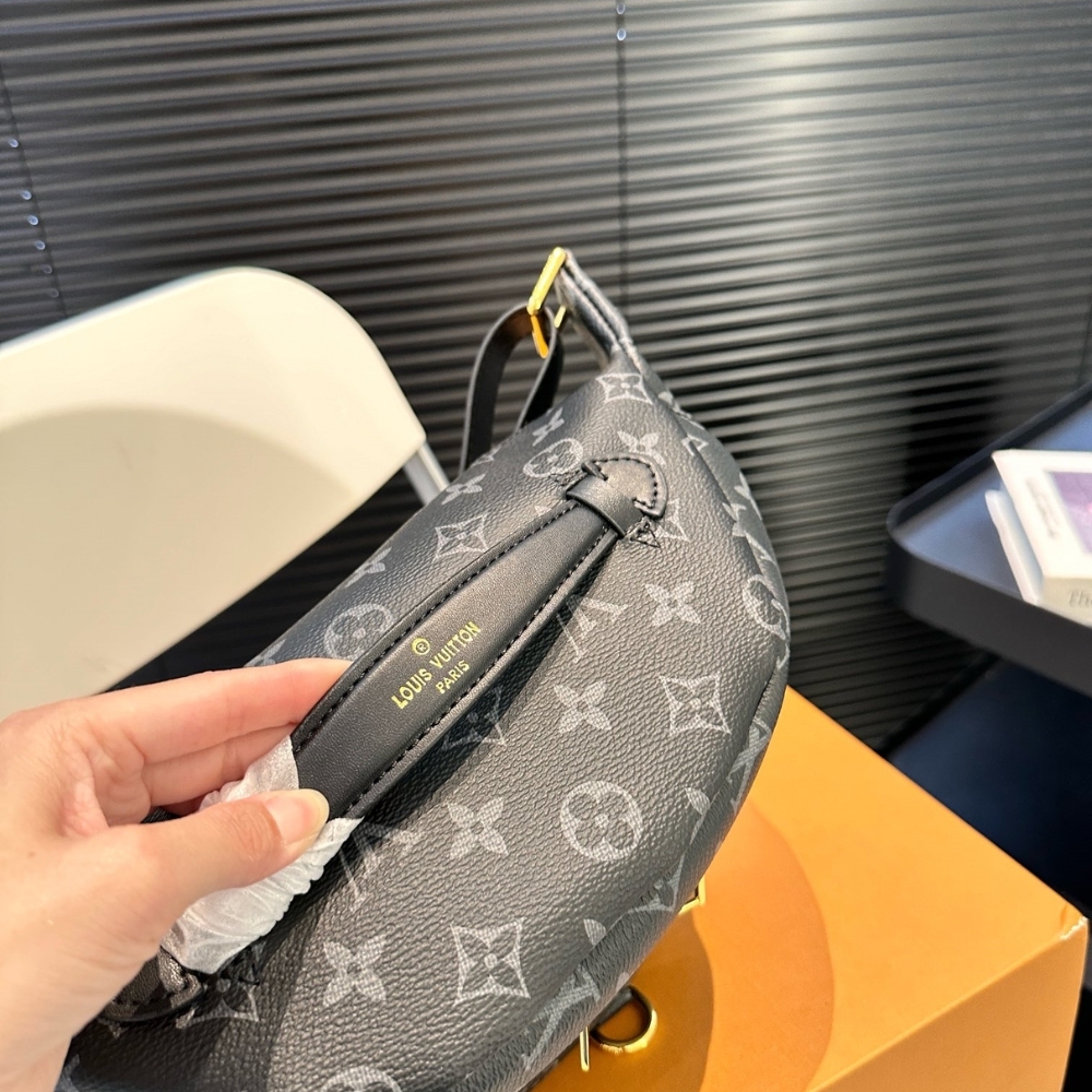 LV DISCOVERY BUMBAG PM MONOGRAM ECLIPSE BLACK 39CM M46035