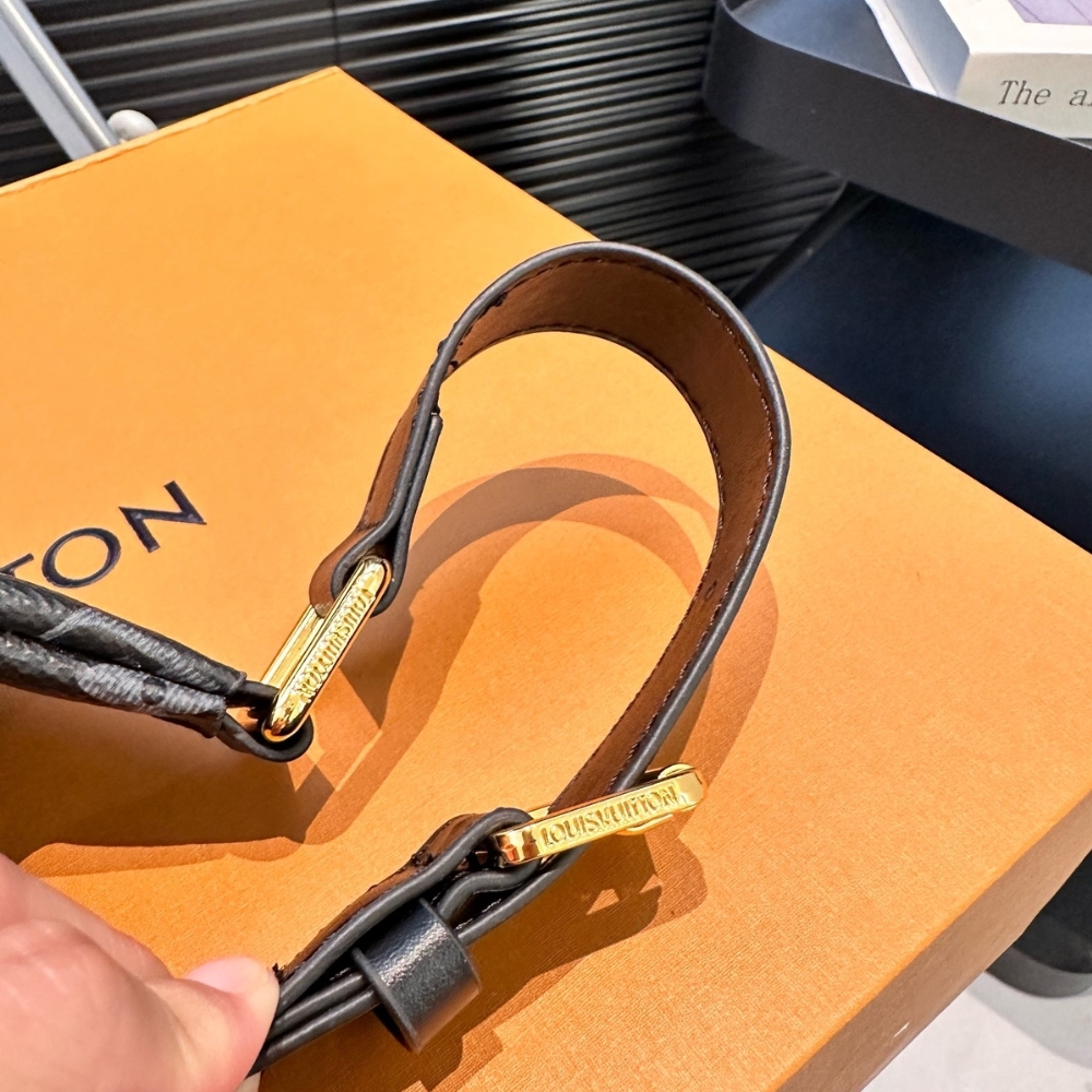 LV DISCOVERY BUMBAG PM MONOGRAM ECLIPSE BLACK 39CM M46035