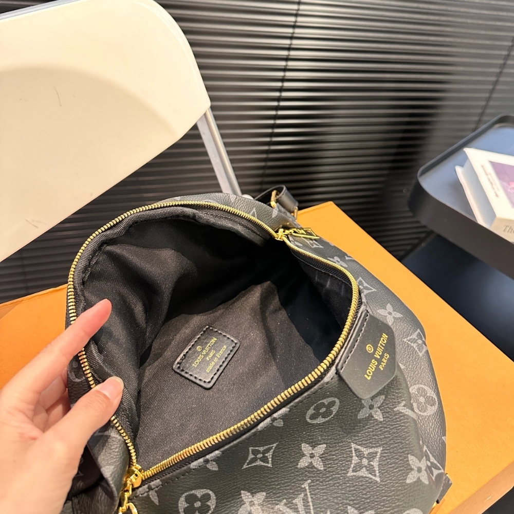 LV DISCOVERY BUMBAG PM MONOGRAM ECLIPSE BLACK 39CM M46035