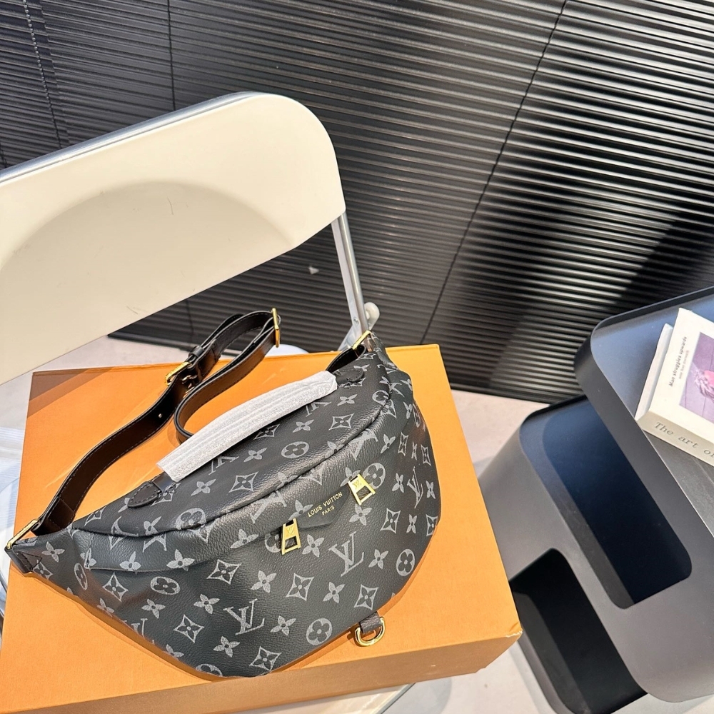 LV DISCOVERY BUMBAG PM MONOGRAM ECLIPSE BLACK 39CM M46035