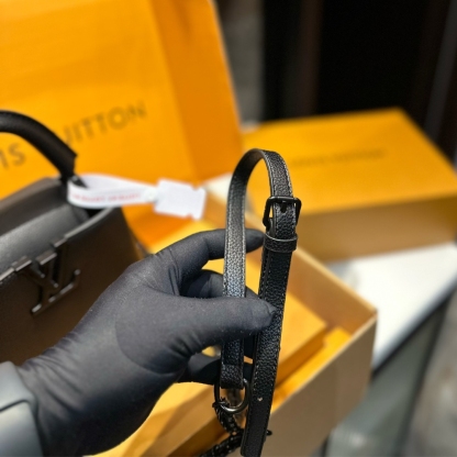 LV CAPUCINES EAST WEST MINI OPTIC BLACK 19CM M23955