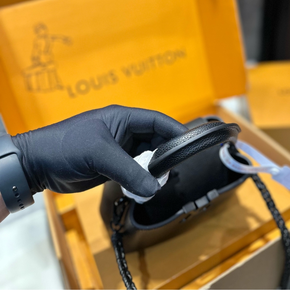 LV CAPUCINES EAST WEST MINI OPTIC BLACK 19CM M23955