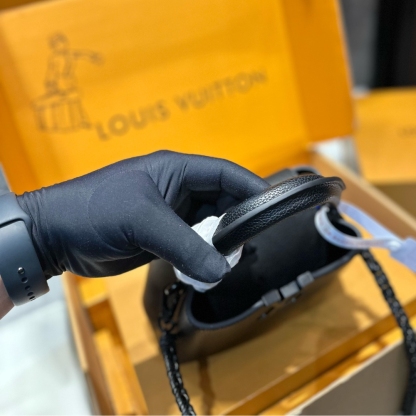 LV CAPUCINES EAST WEST MINI OPTIC BLACK 19CM M23955