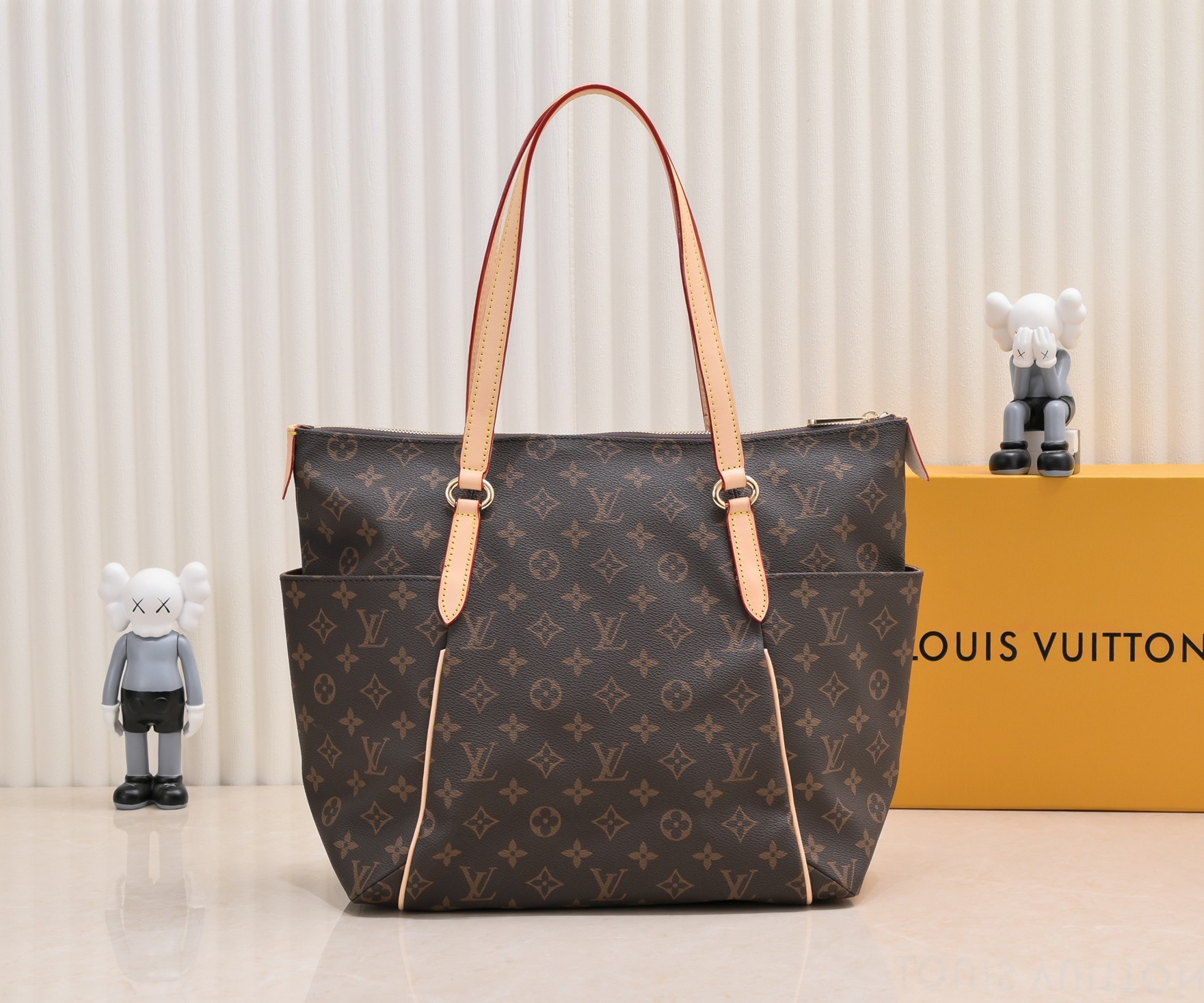 LV TOTALLY MONOGRAM CANVAS MM 43CM