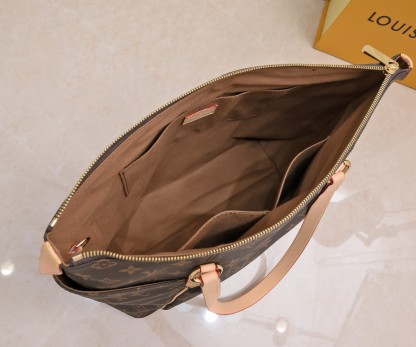 LV TOTALLY MONOGRAM CANVAS MM 43CM