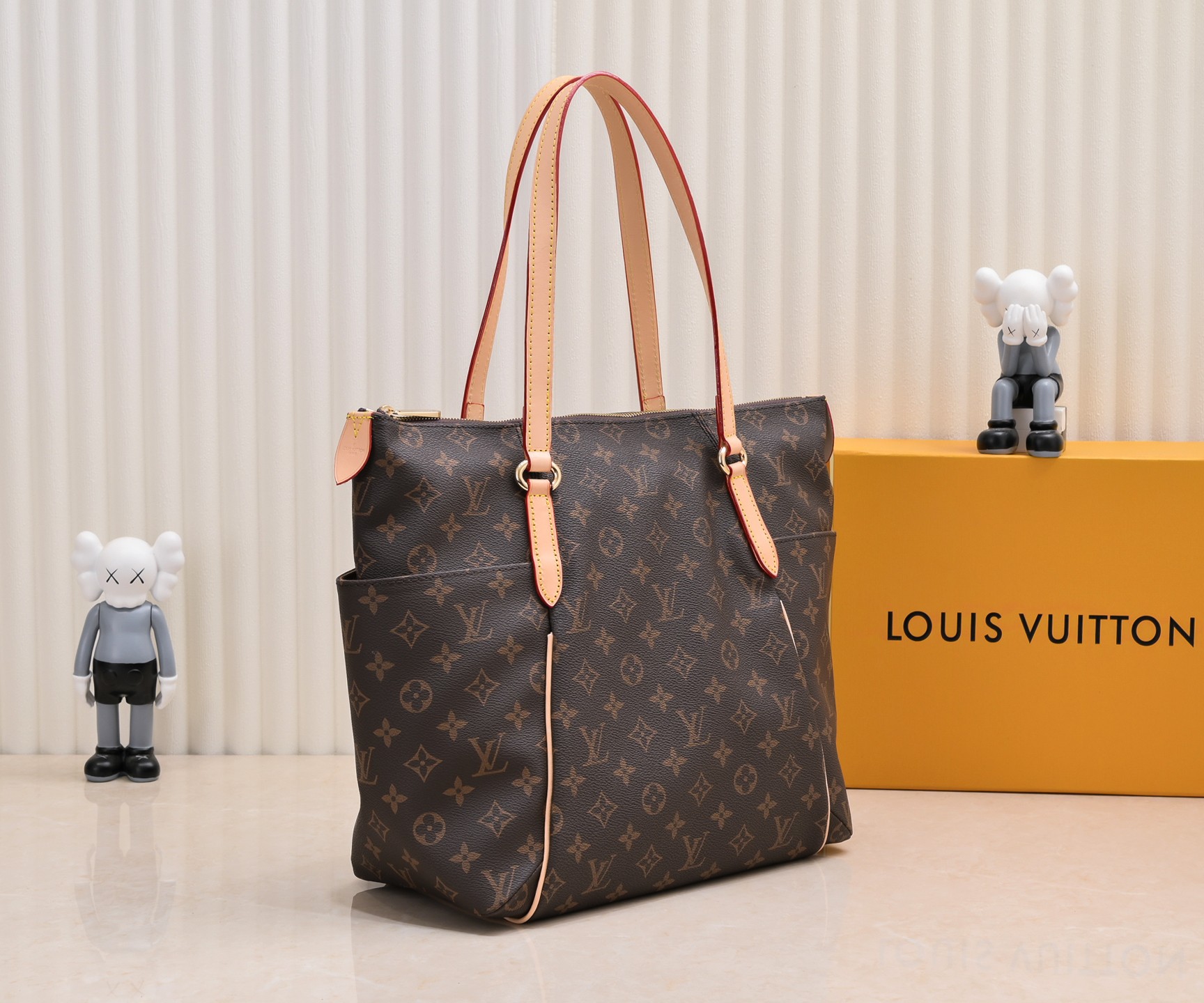 LV TOTALLY MONOGRAM CANVAS MM 43CM