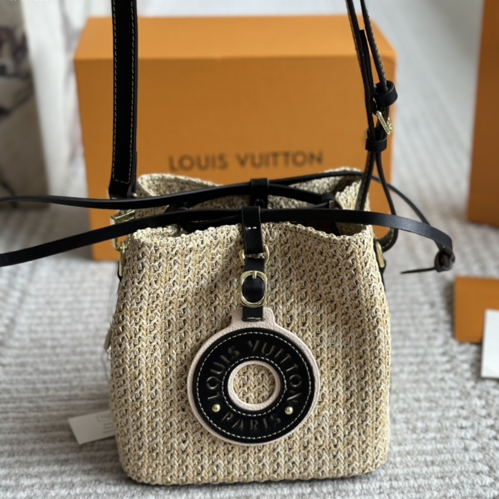 LV NOÉ PURSE BLACK 18CM