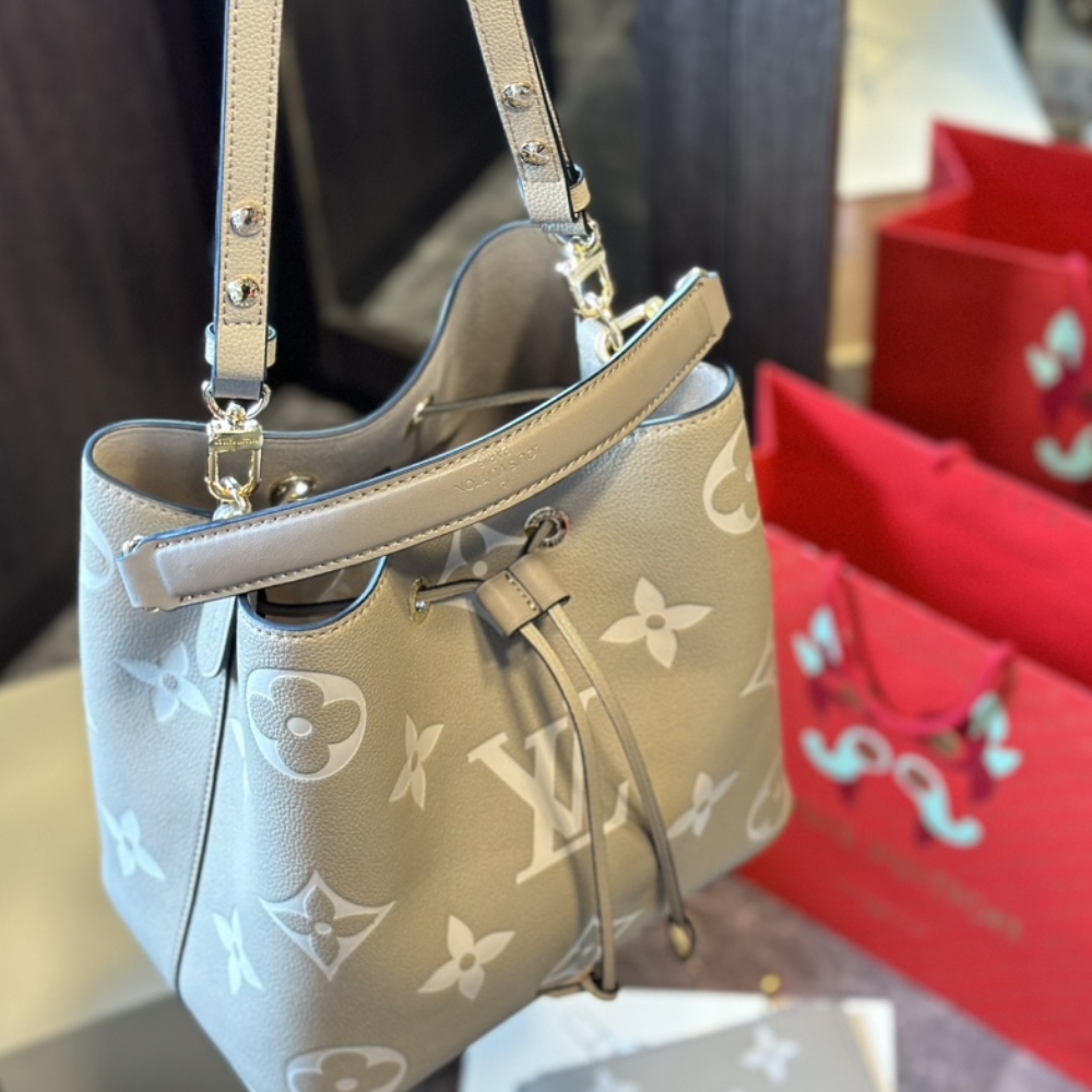 LV NÉONOÉ MM CREAM 25CM M45555