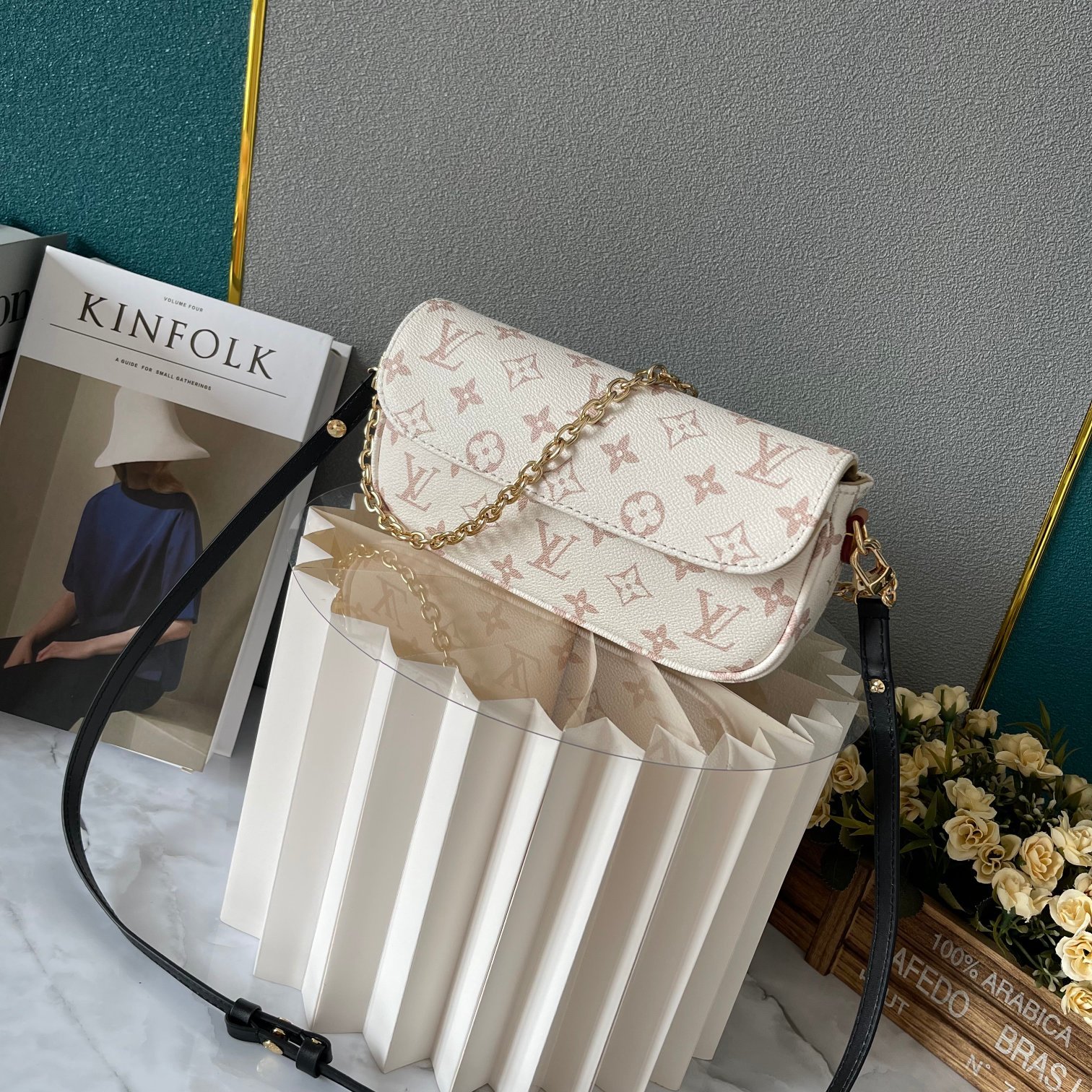 LV WALLET ON CHAIN IVY MONOGRAM CANVAS CREAM 23CM M83091