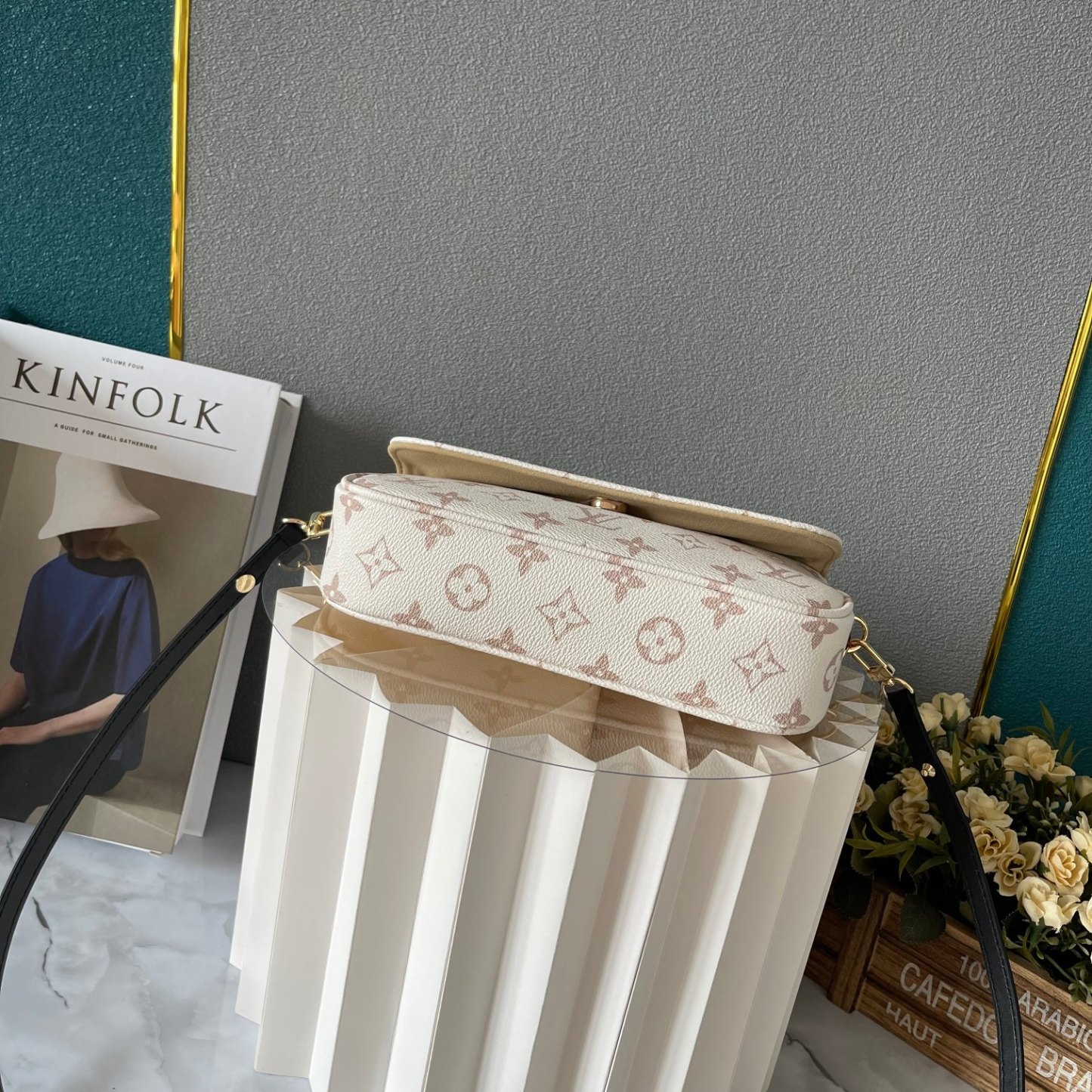 LV WALLET ON CHAIN IVY MONOGRAM CANVAS CREAM 23CM M83091