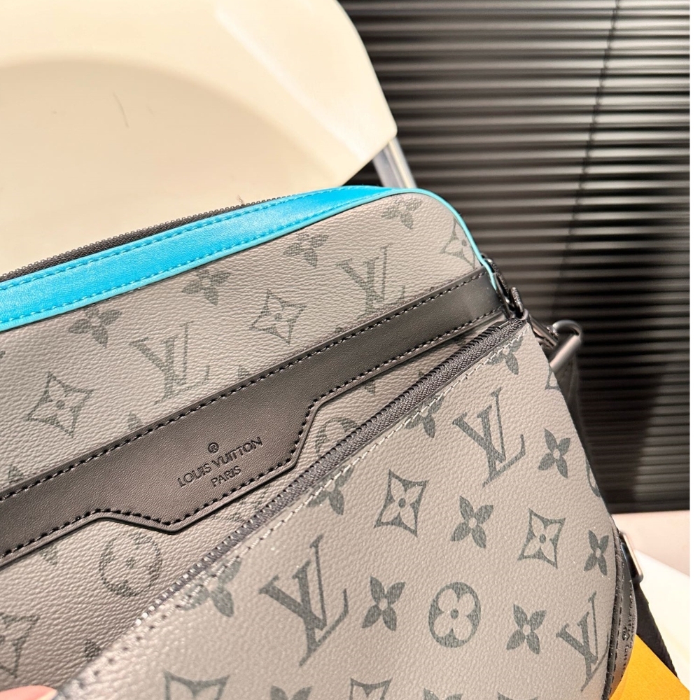 LV TRIO MESSENGER TURQUOISE 25CM M69443