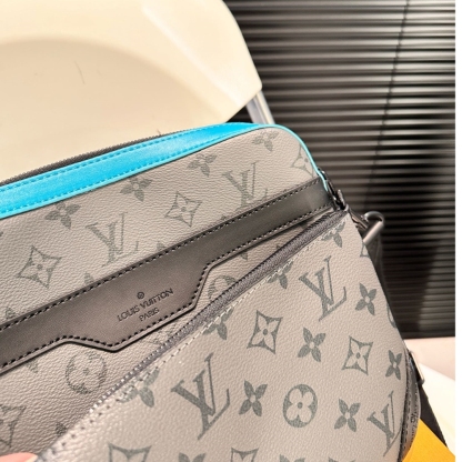 LV TRIO MESSENGER TURQUOISE 25CM M69443