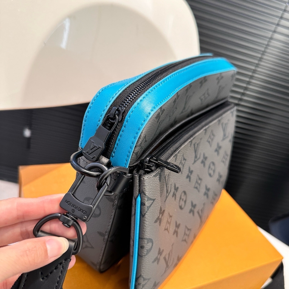 LV TRIO MESSENGER TURQUOISE 25CM M69443