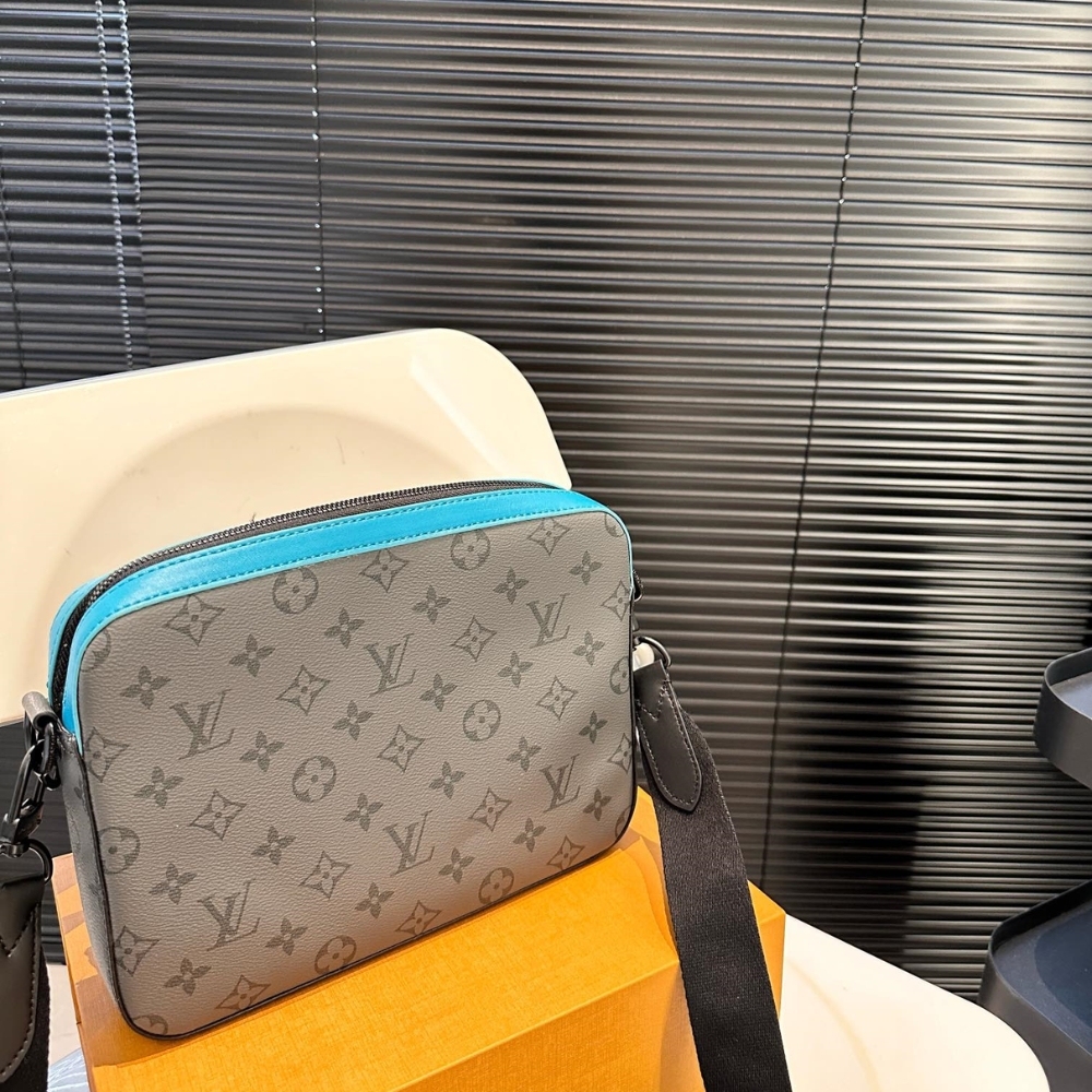 LV TRIO MESSENGER TURQUOISE 25CM M69443