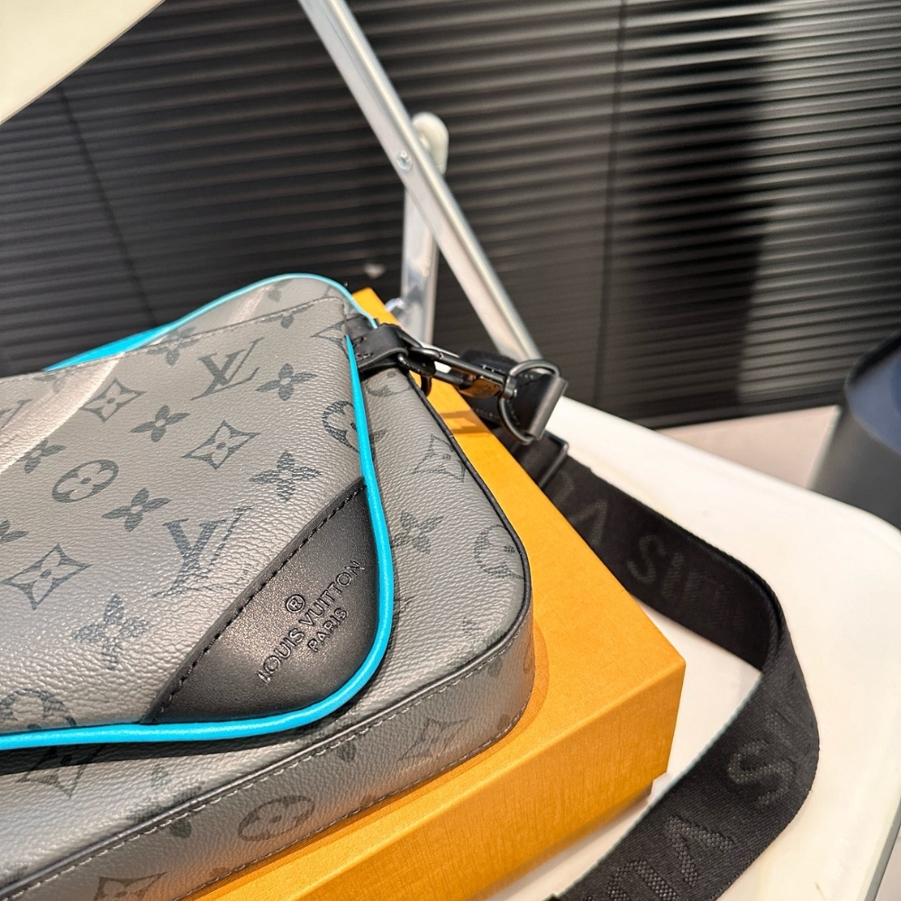 LV TRIO MESSENGER TURQUOISE 25CM M69443