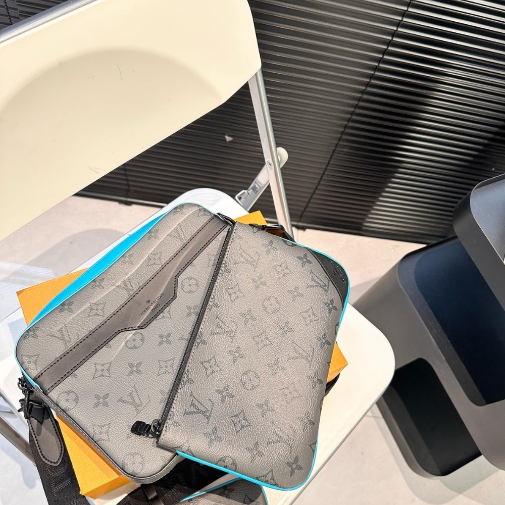 LV TRIO MESSENGER TURQUOISE 25CM M69443