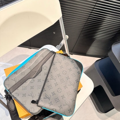 LV TRIO MESSENGER TURQUOISE 25CM M69443