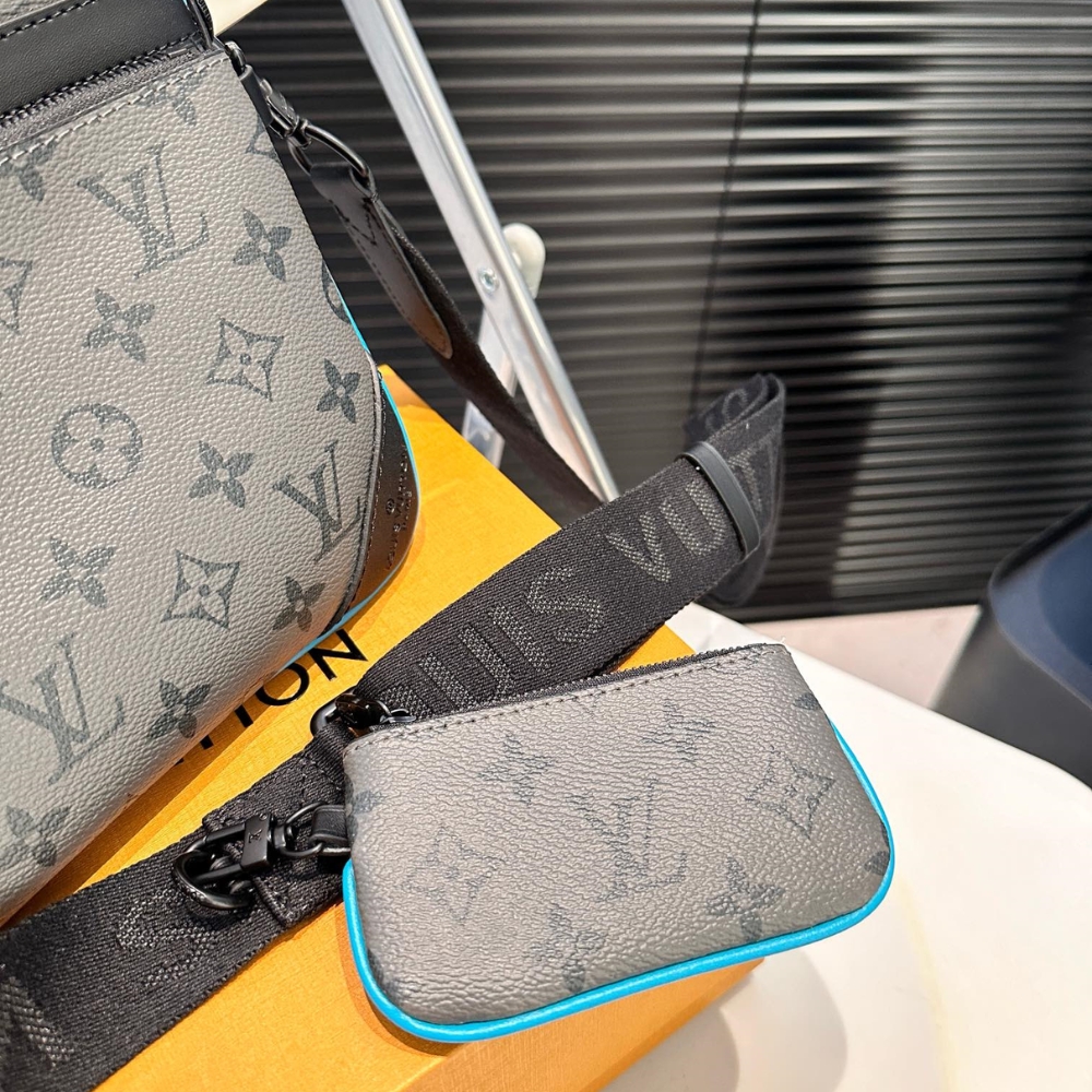 LV TRIO MESSENGER TURQUOISE 25CM M69443