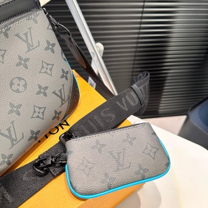 LV TRIO MESSENGER TURQUOISE 25CM M69443