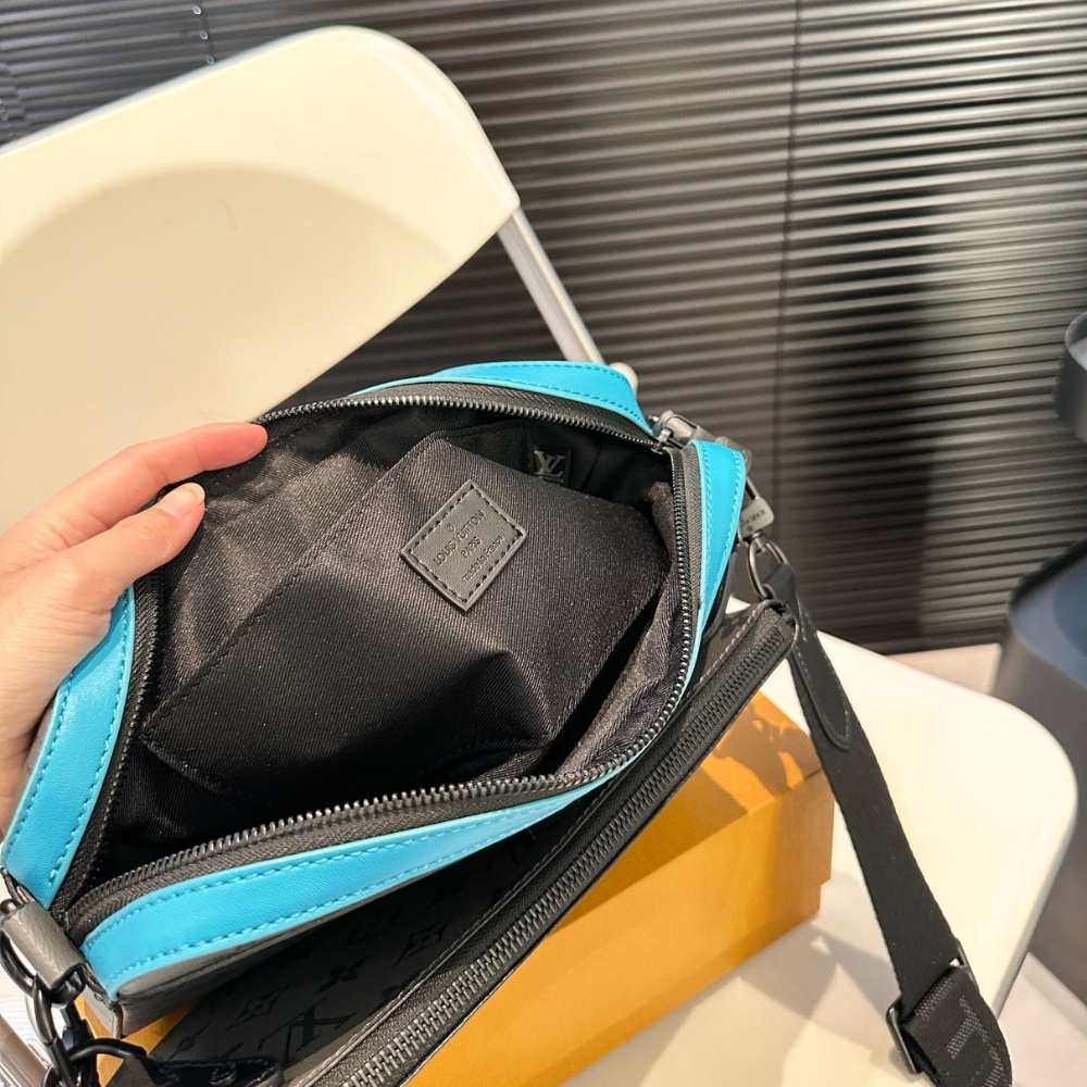 LV TRIO MESSENGER TURQUOISE 25CM M69443