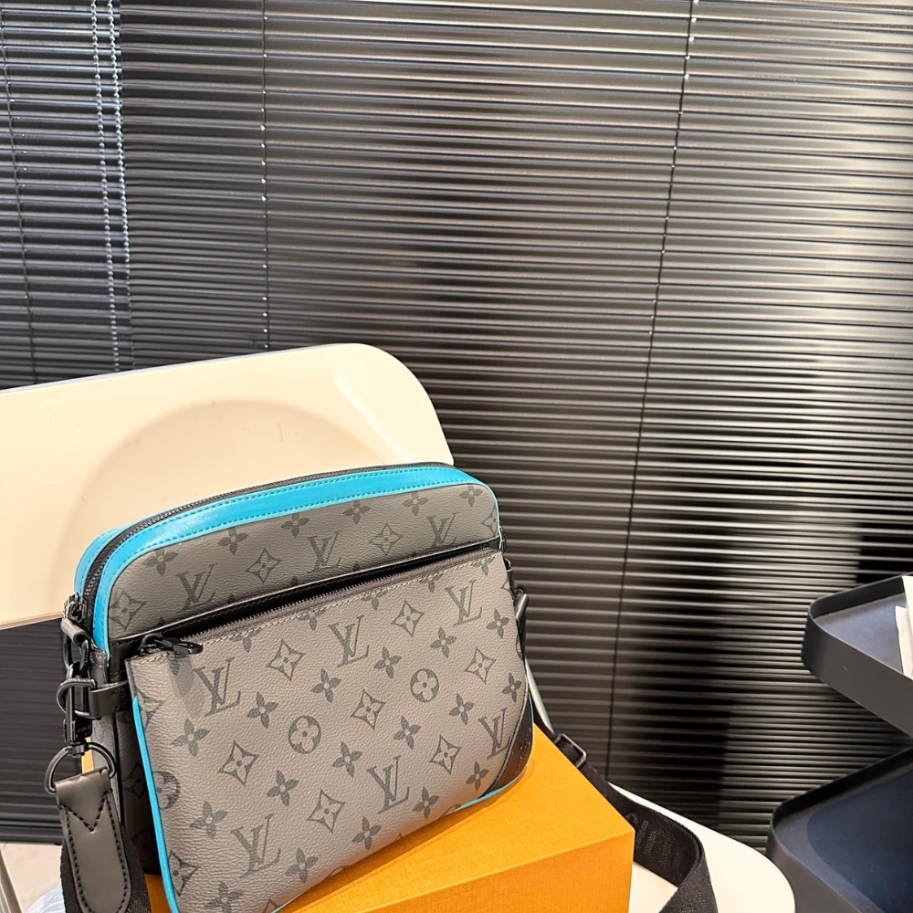 LV TRIO MESSENGER TURQUOISE 25CM M69443