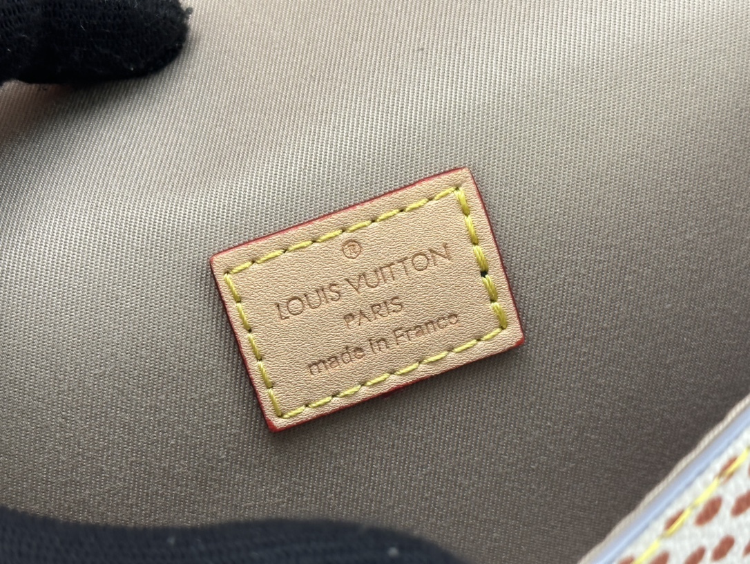 LV STEAMER WEARABLE WALLET WHITE 18CM N40674