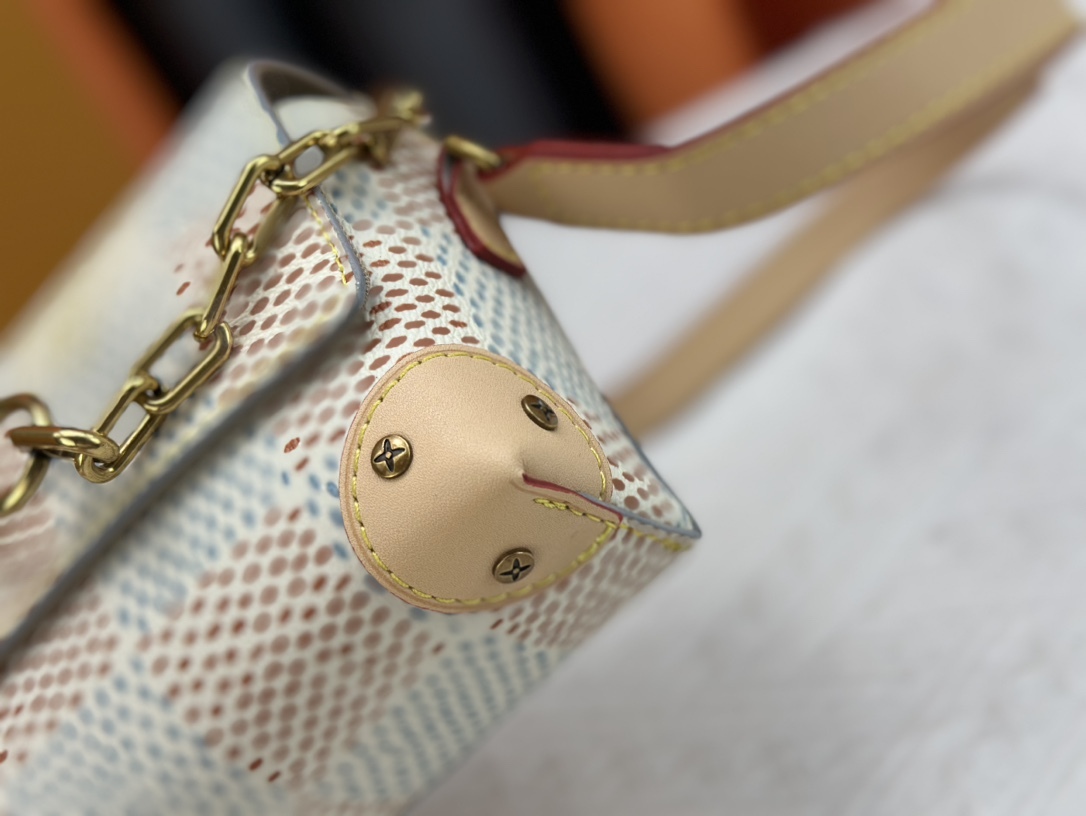 LV STEAMER WEARABLE WALLET WHITE 18CM N40674