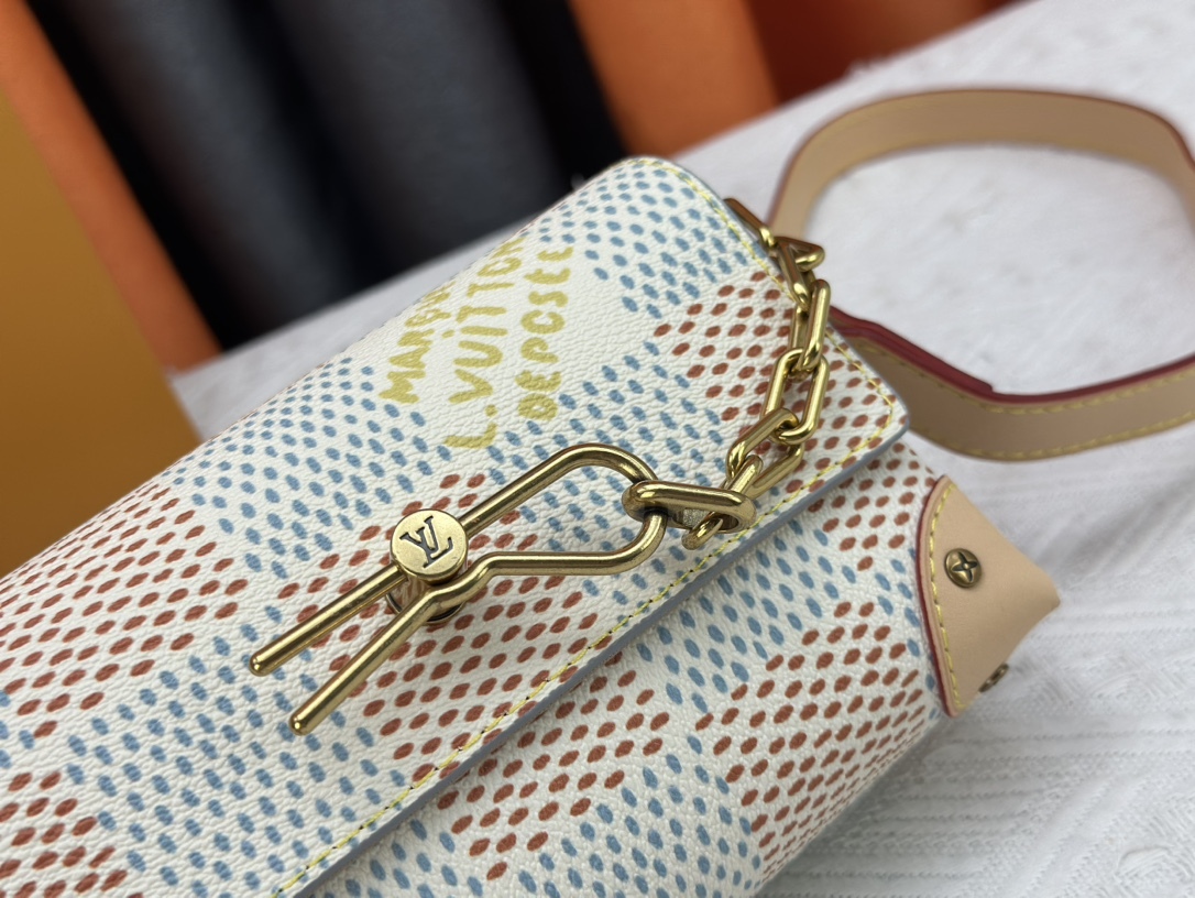 LV STEAMER WEARABLE WALLET WHITE 18CM N40674