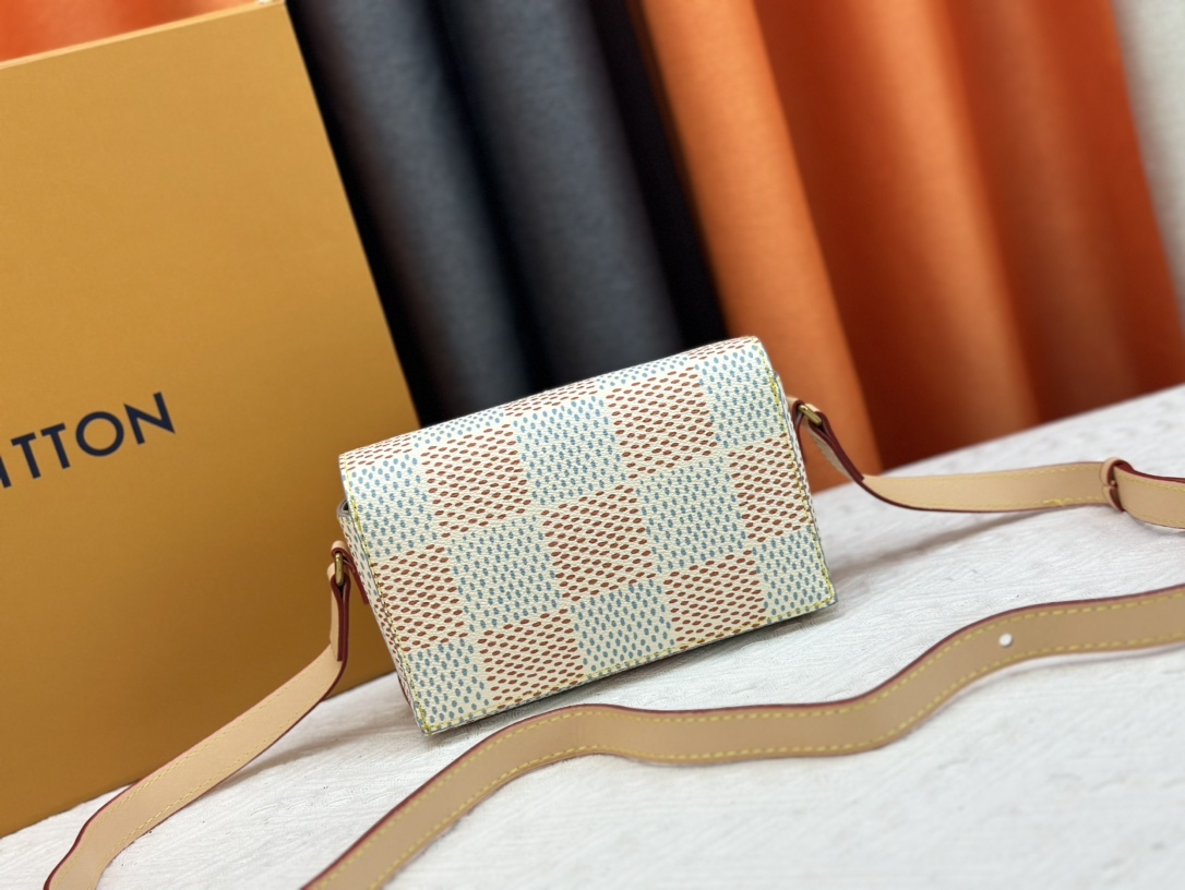 LV STEAMER WEARABLE WALLET WHITE 18CM N40674