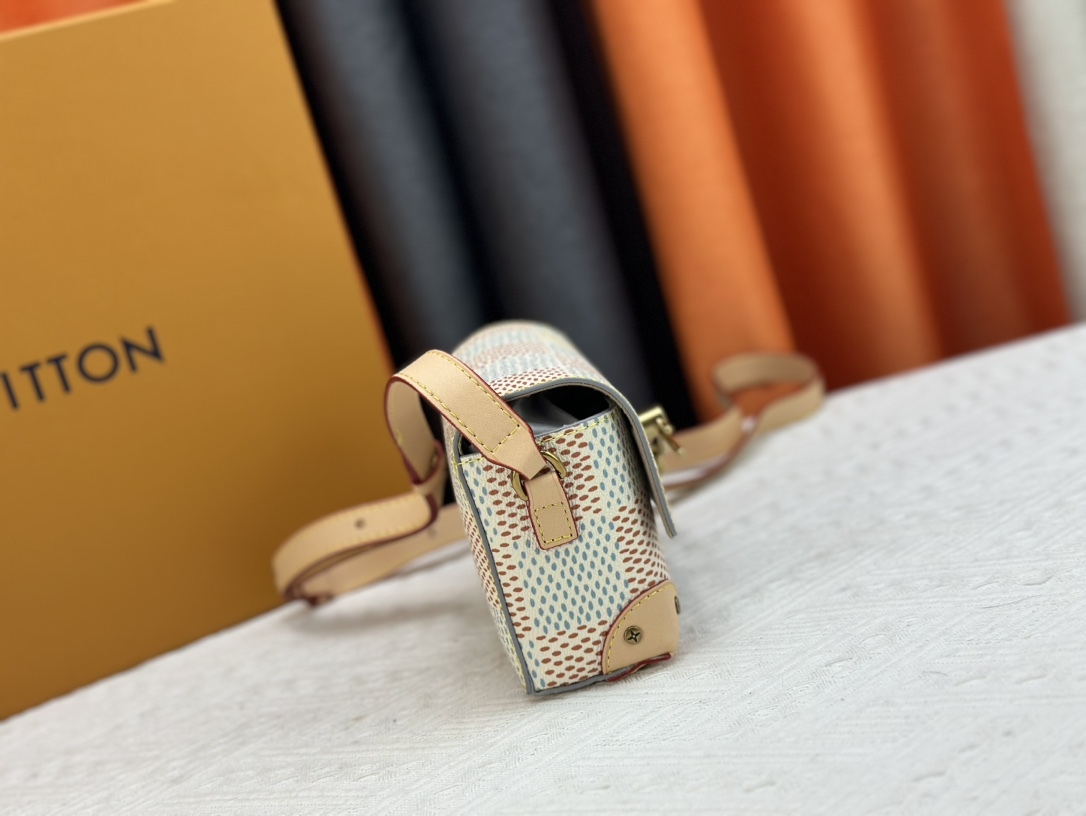 LV STEAMER WEARABLE WALLET WHITE 18CM N40674