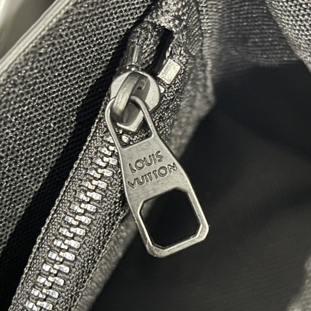 LV FASTLINE WEARABLE WALLET BLACK 17.3CM M82085