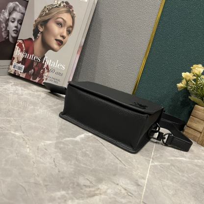 LV FASTLINE WEARABLE WALLET BLACK 17.3CM M82085