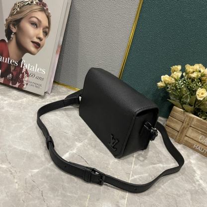 LV FASTLINE WEARABLE WALLET BLACK 17.3CM M82085