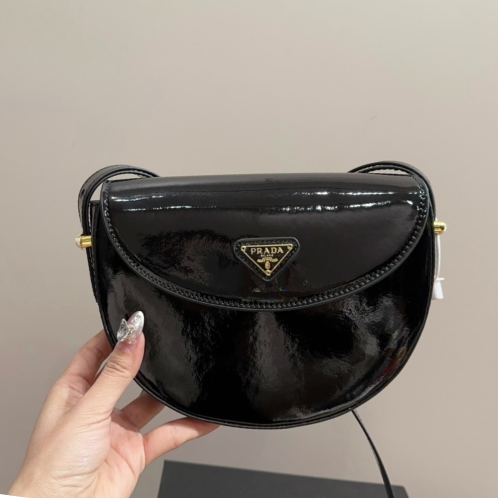 PR TRIANGLE LOGO PATENT LEATHER SHOULDER BAG BLACK 17CM