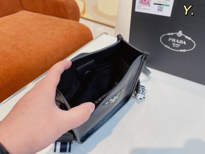 PR LEATHER MINI SHOULDER BAG BLACK 20CM 1BH191 2DKV F0002 V 3OO