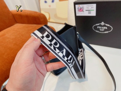 PR LEATHER MINI SHOULDER BAG BLACK 20CM 1BH191 2DKV F0002 V 3OO