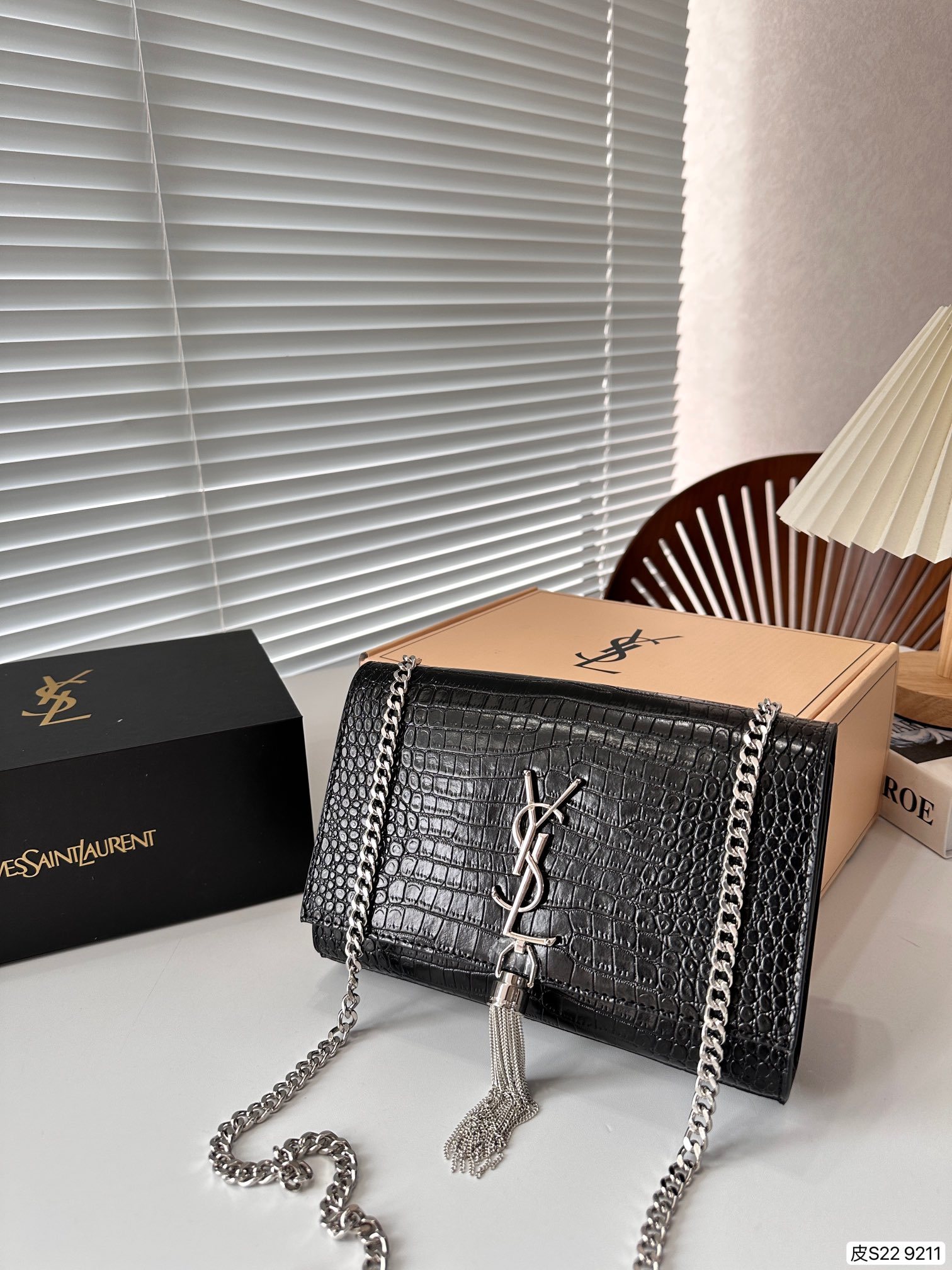 YSL KATE TASSEL MEDIUM CROCODILE EMBOSSED LEATHER BLACK 22CM 354119DND0N1000