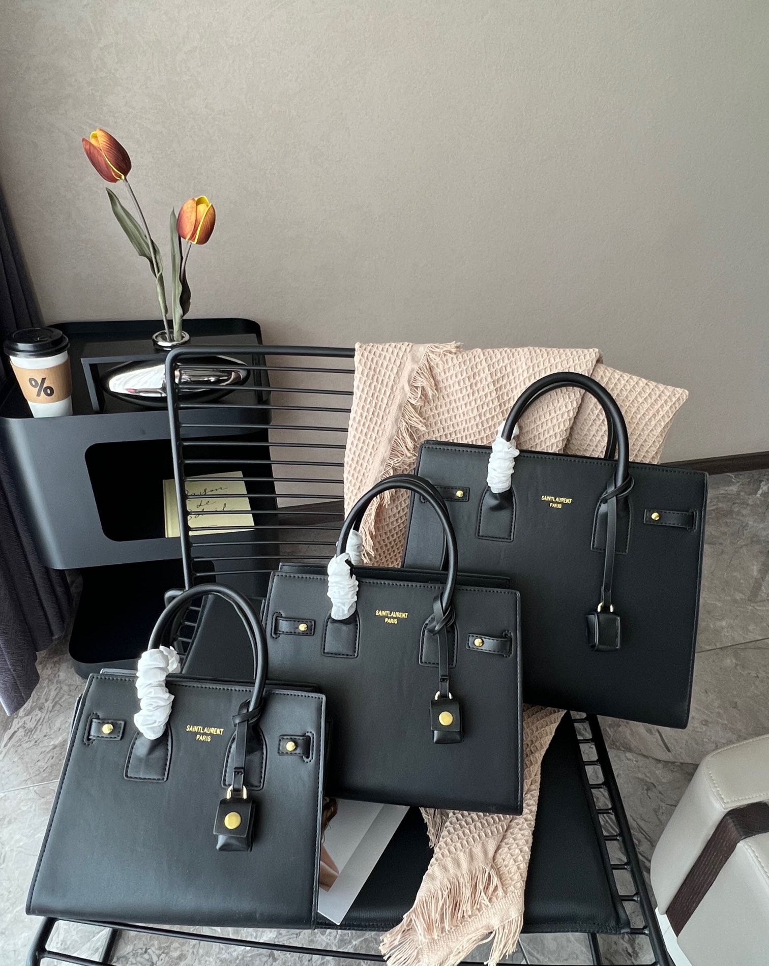 YSL SAC DE JOUR SUPPLE BABY IN GRAINED LEATHER 32CM BLACK 717448DTI0W1000