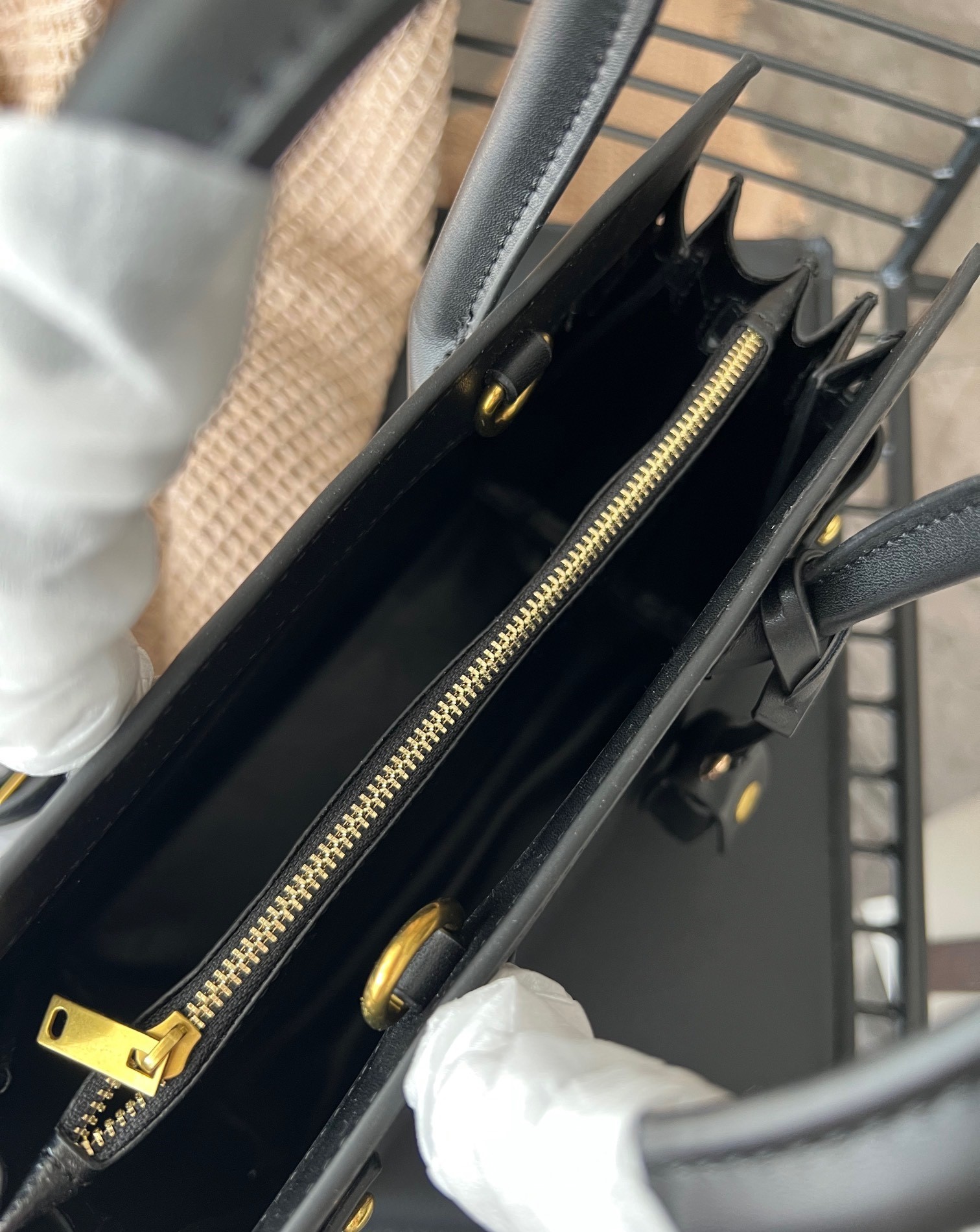 YSL SAC DE JOUR SUPPLE BABY IN GRAINED LEATHER 32CM BLACK 717448DTI0W1000