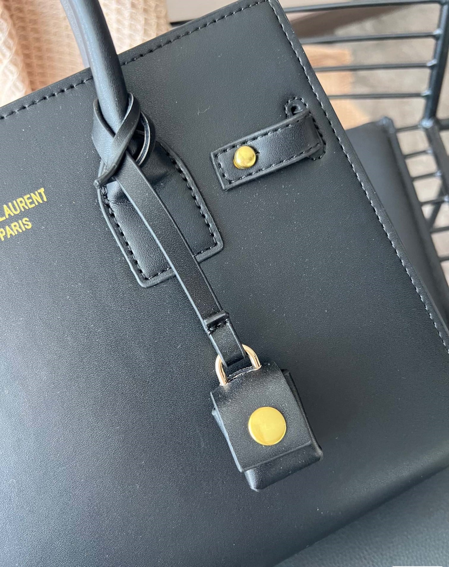 YSL SAC DE JOUR SUPPLE BABY IN GRAINED LEATHER 32CM BLACK 717448DTI0W1000