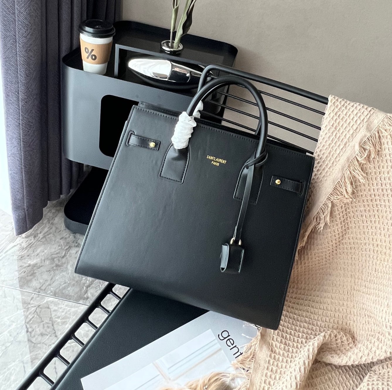 YSL SAC DE JOUR SUPPLE BABY IN GRAINED LEATHER 32CM BLACK 717448DTI0W1000