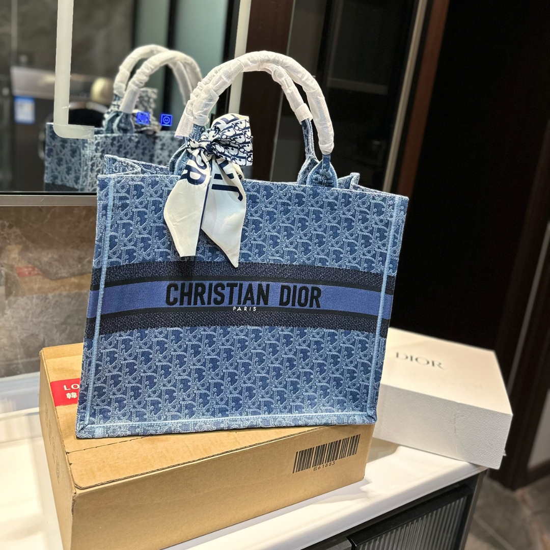 DOR MEDIUM BOOK TOTE DENIM OBLIQUE JACQUARD BLUE 35CM M1296ZEGC M49E