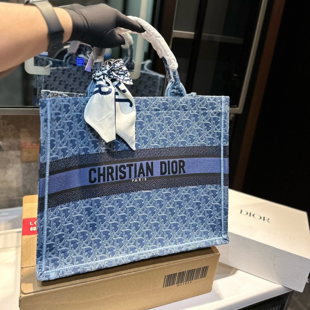 DOR MEDIUM BOOK TOTE DENIM OBLIQUE JACQUARD BLUE 35CM M1296ZEGC M49E